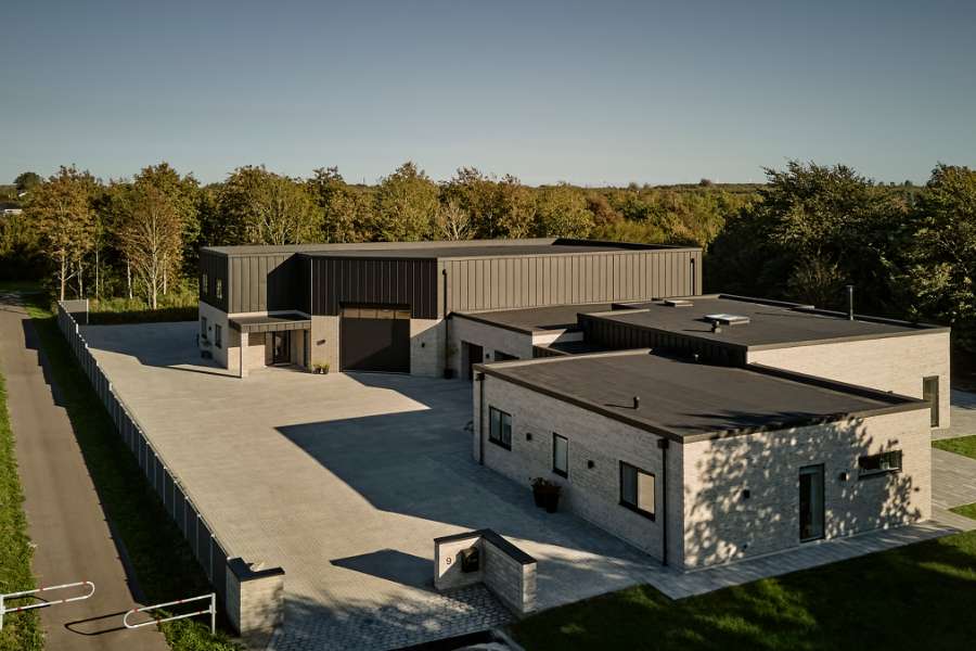 Stilfulde stålprofiler på facaden af nybygget hus med plads til det hele, Navervænget 9, 6710 Esbjerg